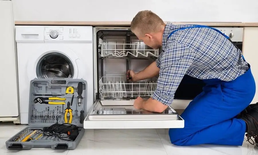 Çine Daikin servisi teknisyen ekibi beyaz eşya tamiri yaparken